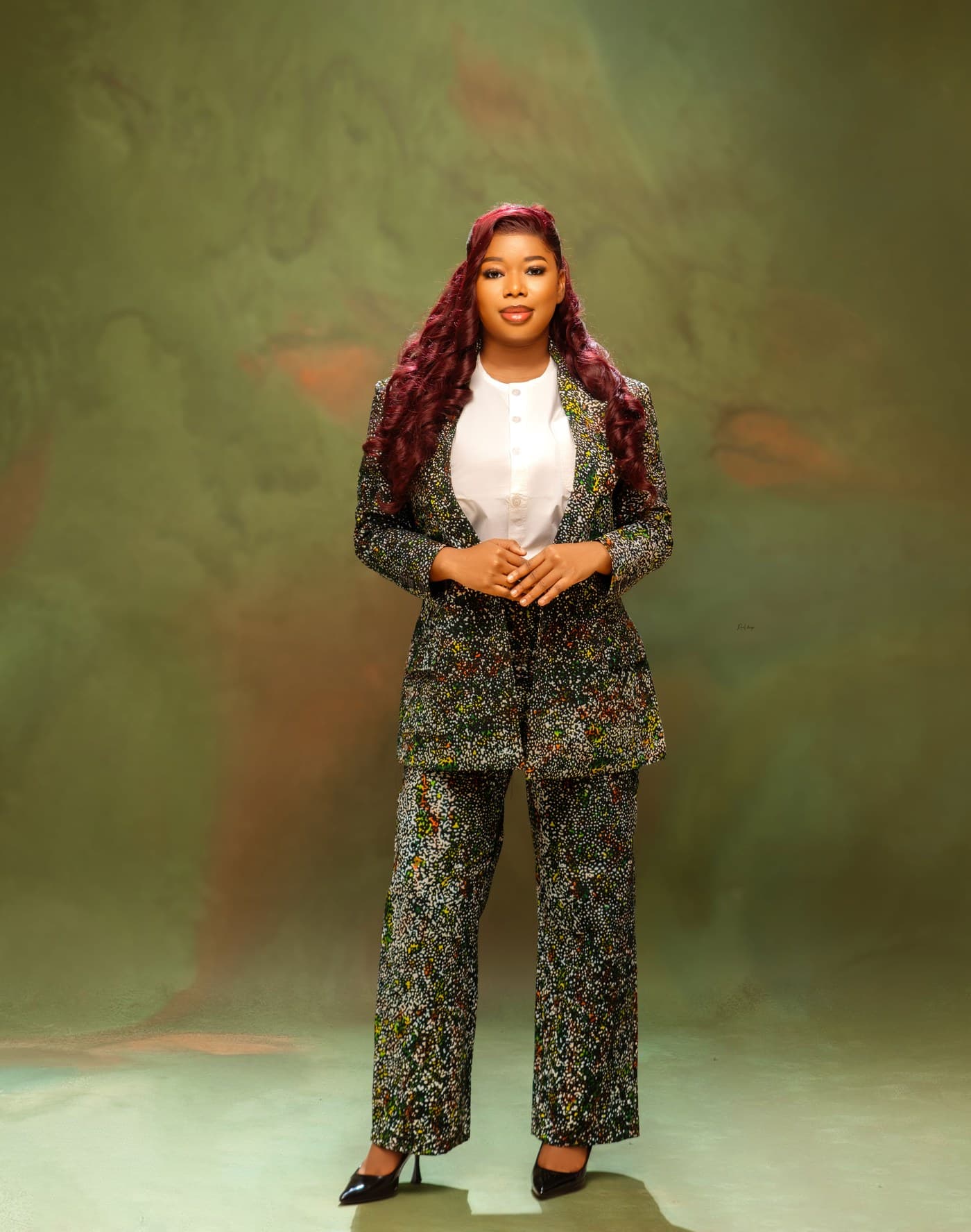 Mannequin Sabinaa's portant un costume tailored multicolore avec chemise blanche